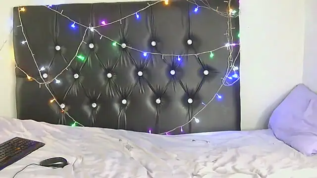 SlipperyLipsX online show from April 2026 07:55:01 AM