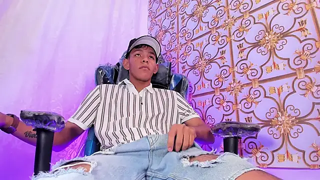 Snapshot of SlimLatino_ chatting on April 2026 04:02:02 AM SlimLatino online show from April 2026 04:02:02 AM