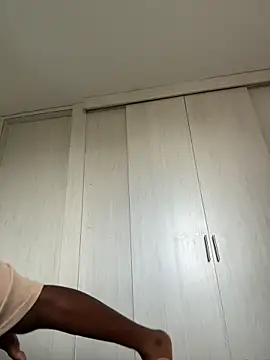 naiagilss online show from May 2026 10:04:01 PM