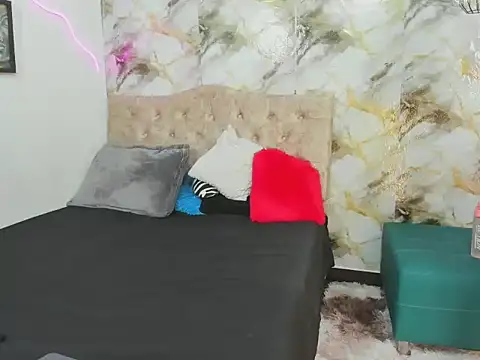 Kim strawberry online show from April 2026 04:47:02 PM