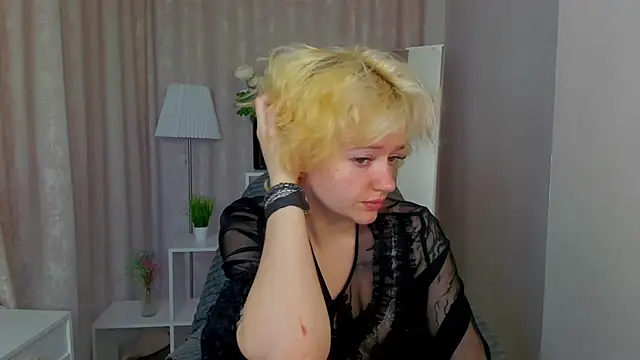 LunaaBee online show from May 2026 01:05:01 AM