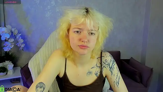 LunaaBee online show from June 2026 01:07:02 AM