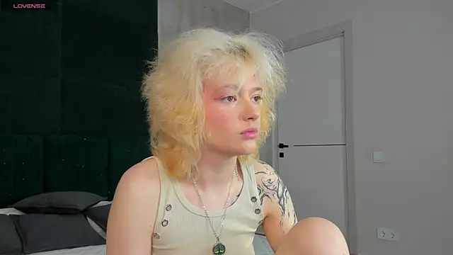 LunaaBee online show from June 2026 01:03:01 AM