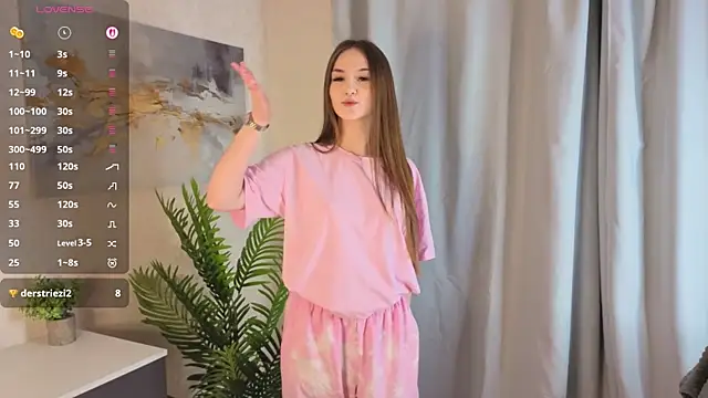 Snapshot of LuraPodraza chatting on April 2026 04:11:02 PM LuraPodraza online show from April 2026 04:11:02 PM