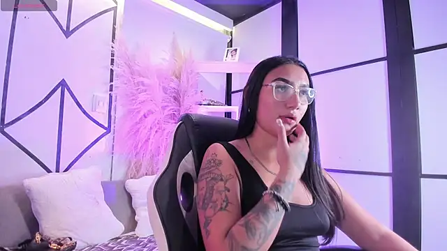 Snapshot of KendallMeyers chatting on April 2026 04:49:01 AM KendallMeyers online show from April 2026 04:49:01 AM