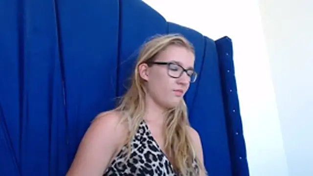 Yennyloves online show from April 2026 08:15:01 PM