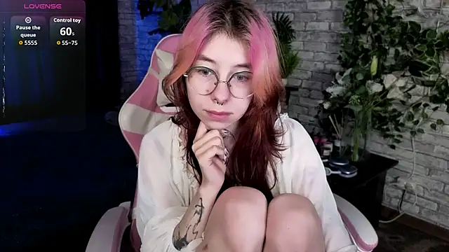 Snapshot of Alice_Nyx chatting on June 2026 08:31:02 PM Alice Nyx online show from June 2026 08:31:02 PM