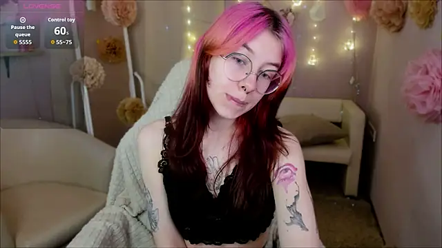 Snapshot of Alice_Nyx chatting on May 2026 08:40:02 PM Alice Nyx online show from May 2026 08:40:02 PM