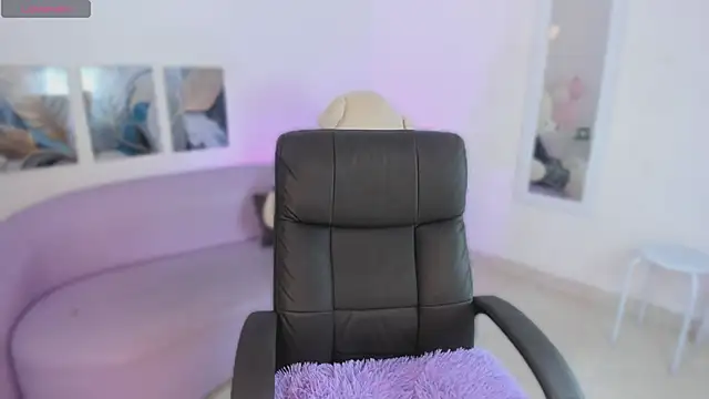 Snapshot of LaylaTemptMe chatting on April 2026 10:05:01 AM LaylaTemptMe online show from April 2026 10:05:01 AM