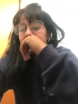 Snapshot of Laacoluu chatting on April 2026 01:13:01 PM Laacoluu online show from April 2026 01:13:01 PM