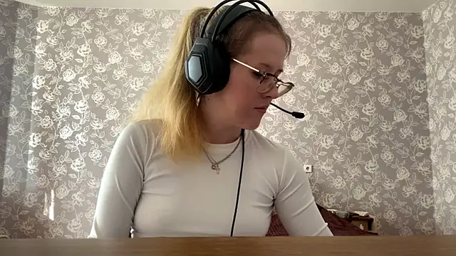 Snapshot of ElmiraGildea chatting on April 2026 01:05:02 PM ElmiraGildea online show from April 2026 01:05:02 PM