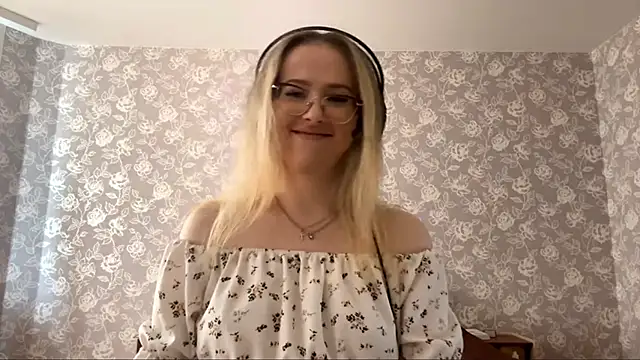 Snapshot of ElmiraGildea chatting on April 2026 11:33:01 AM ElmiraGildea online show from April 2026 11:33:01 AM