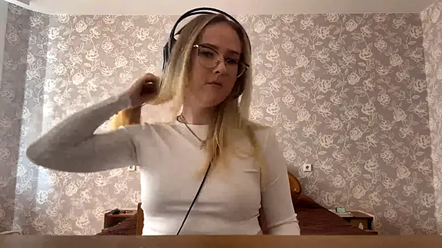 Snapshot of ElmiraGildea chatting on April 2026 11:33:02 AM ElmiraGildea online show from April 2026 11:33:02 AM