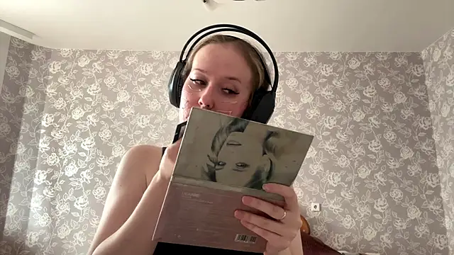 Snapshot of ElmiraGildea chatting on April 2026 01:04:02 PM ElmiraGildea online show from April 2026 01:04:02 PM