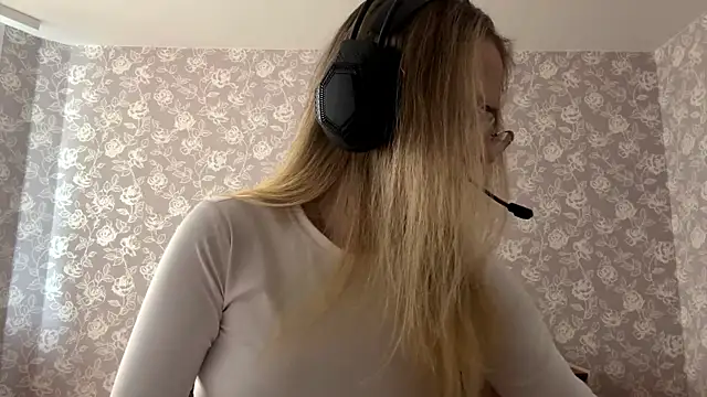 Snapshot of ElmiraGildea chatting on April 2026 11:06:01 AM ElmiraGildea online show from April 2026 11:06:01 AM