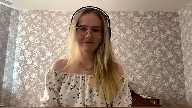 Snapshot of ElmiraGildea chatting on April 2026 11:38:02 AM ElmiraGildea online show from April 2026 11:38:02 AM