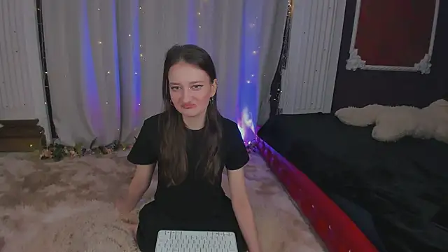  SummerLila online show from April 2026 01:47:01 PM