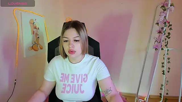 Snapshot of AmeliePeach chatting on May 2026 01:35:02 AM AmeliePeach online show from May 2026 01:35:02 AM