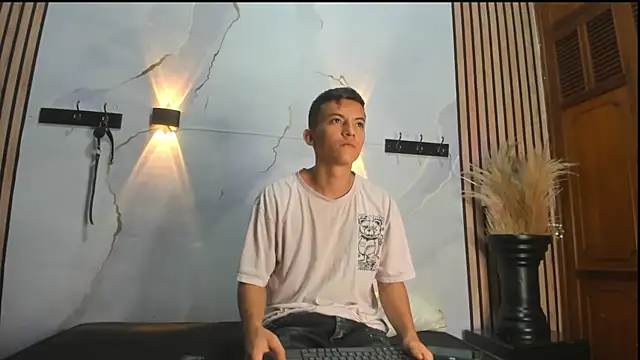 Snapshot of DilanAndKing chatting on April 2026 12:45:01 PM DilanAndKing online show from April 2026 12:45:01 PM