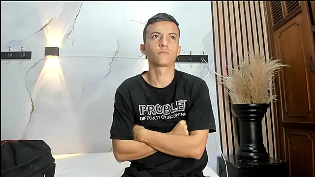 Snapshot of DilanAndKing chatting on April 2026 12:43:01 PM DilanAndKing online show from April 2026 12:43:01 PM