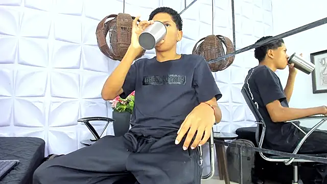 Snapshot of AndySinss chatting on April 2026 10:54:02 AM AndySinss online show from April 2026 10:54:02 AM