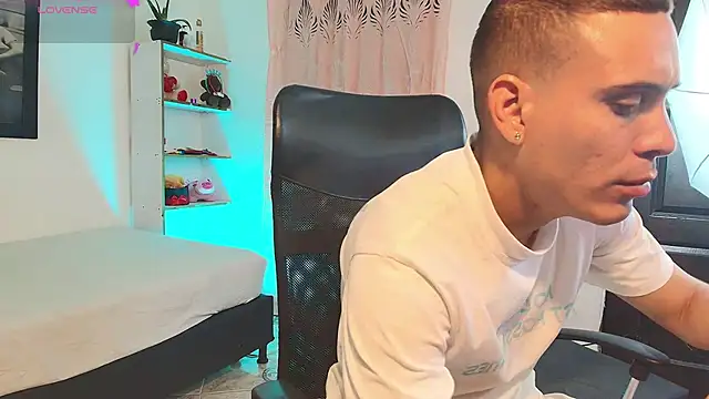 Snapshot of Axel__fierro chatting on April 2026 10:49:01 PM Axel fierro online show from April 2026 10:49:01 PM