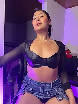 Snapshot of EvelynLeen_ chatting on April 2026 11:25:02 AM EvelynLeen online show from April 2026 11:25:02 AM