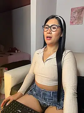 Snapshot of EvelynLeen_ chatting on April 2026 11:45:01 AM EvelynLeen online show from April 2026 11:45:01 AM