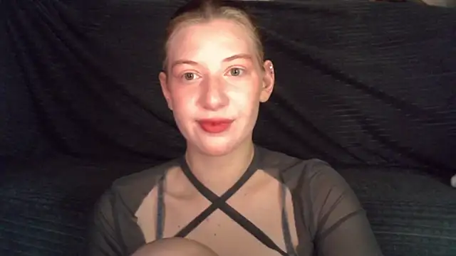 Snapshot of earn_my_lily chatting on May 2026 09:06:02 AM earn my lily online show from May 2026 09:06:02 AM
