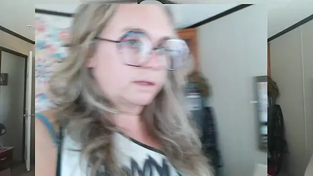 Snapshot of Blondejenn chatting on April 2026 05:25:01 PM Blondejenn online show from April 2026 05:25:01 PM