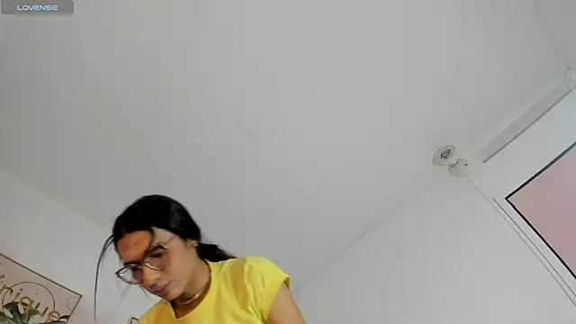 Maddie Ray online show from April 2026 07:18:01 PM