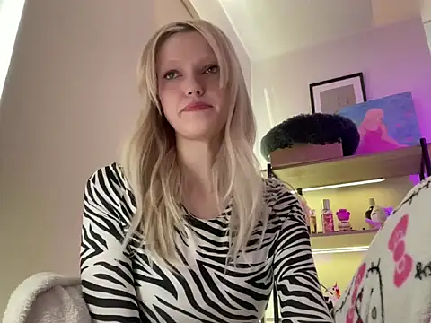 StellinaLuna online show from April 2026 04:01:01 PM