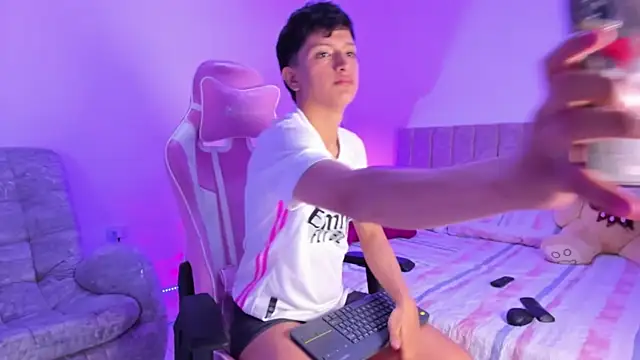 Snapshot of SaNti_ll chatting on April 2026 03:22:01 AM SaNti ll online show from April 2026 03:22:01 AM