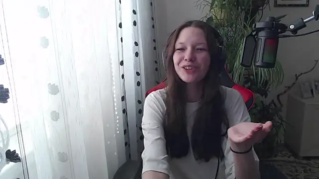 PunyKnee online show from April 2026 10:06:01 AM