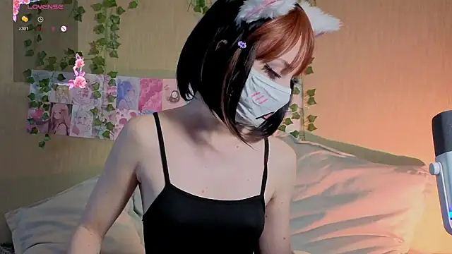 Snapshot of LunaNyanmi chatting on May 2026 02:35:01 PM LunaNyanmi online show from May 2026 02:35:01 PM