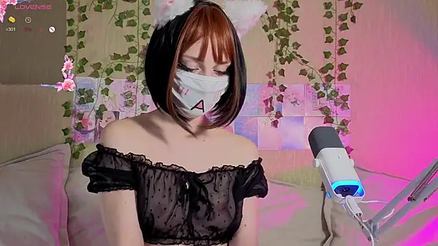 Snapshot of LunaNyanmi chatting on April 2026 06:35:02 PM LunaNyanmi online show from April 2026 06:35:02 PM