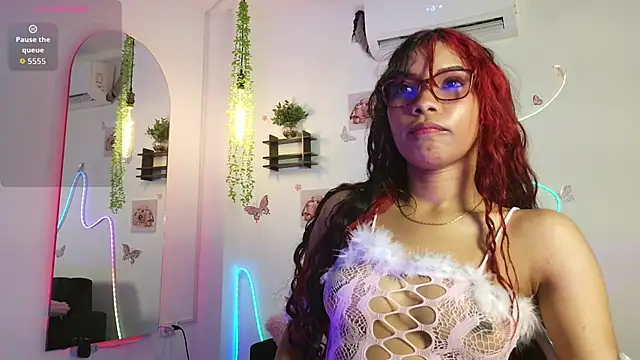 Daviana hill  online show from April 2026 01:06:02 PM