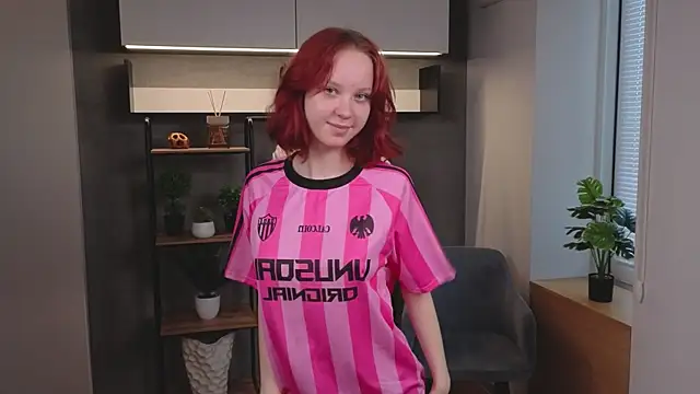 Snapshot of MaisieWillians chatting on June 2026 12:00:01 AM MaisieWillians online show from June 2026 12:00:01 AM