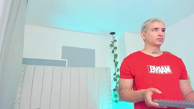 sebas and vanessa online show from April 2026 07:17:01 PM