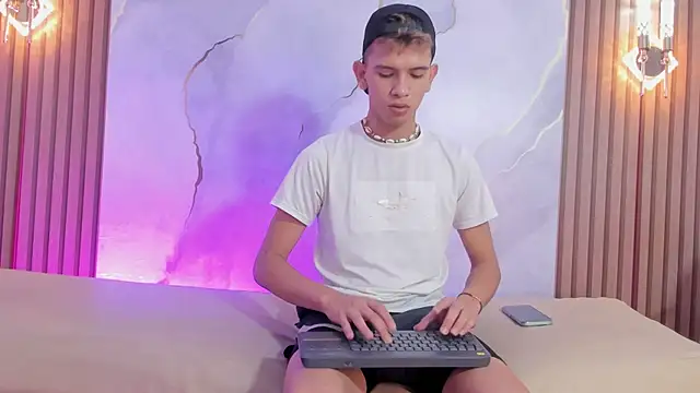 Ethanhot os online show from April 2026 09:05:02 PM