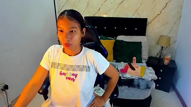 hasley cute online show from May 2026 07:33:01 PM