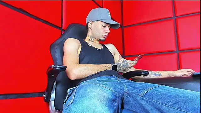 Snapshot of Daniel_huge22 chatting on May 2026 01:51:01 PM Daniel huge22 online show from May 2026 01:51:01 PM