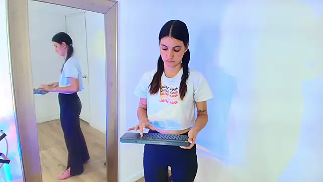 Emy-Ferrer online show from April 2026 03:25:02 AM