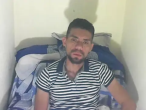 Snapshot of thomas2wood chatting on June 2026 12:33:02 AM thomas2wood online show from June 2026 12:33:02 AM
