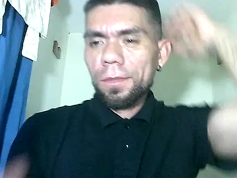 Snapshot of thomas2wood chatting on May 2026 11:23:02 PM thomas2wood online show from May 2026 11:23:02 PM
