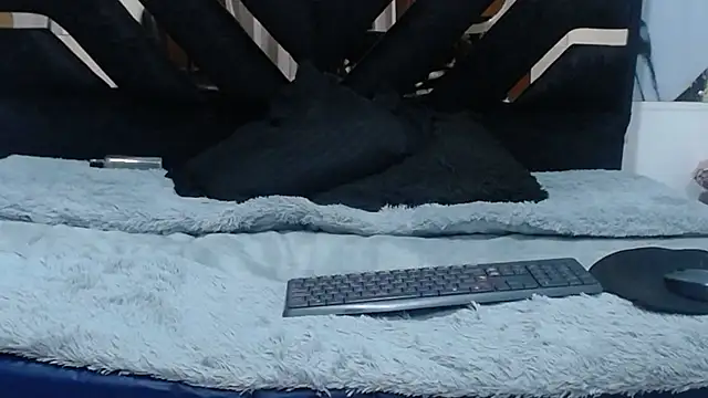 lunakisscs online show from April 2026 01:25:01 PM