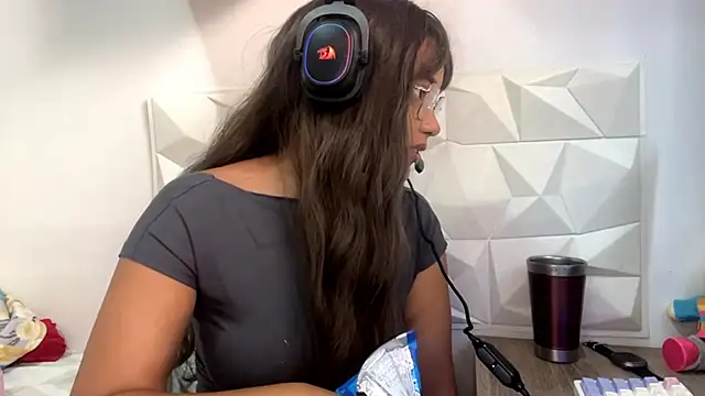 IsisValentine online show from April 2026 03:52:02 PM