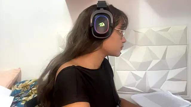 IsisValentine online show from April 2026 06:13:02 PM