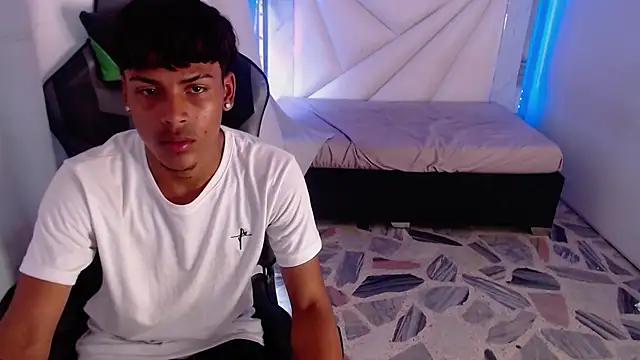 Snapshot of Angel_foxc_ chatting on April 2026 10:22:01 PM Angel foxc online show from April 2026 10:22:01 PM