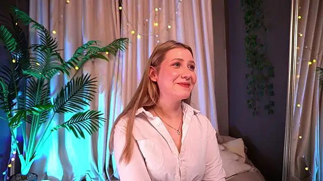 Snapshot of Emilicious chatting on April 2026 08:05:01 AM Emilicious online show from April 2026 08:05:01 AM